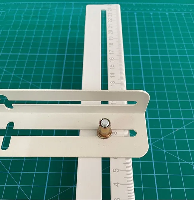Máquina dobladora de acrílicos manuales de plástico y PVC, con calentador y posicionamiento de longitud y ángulo.