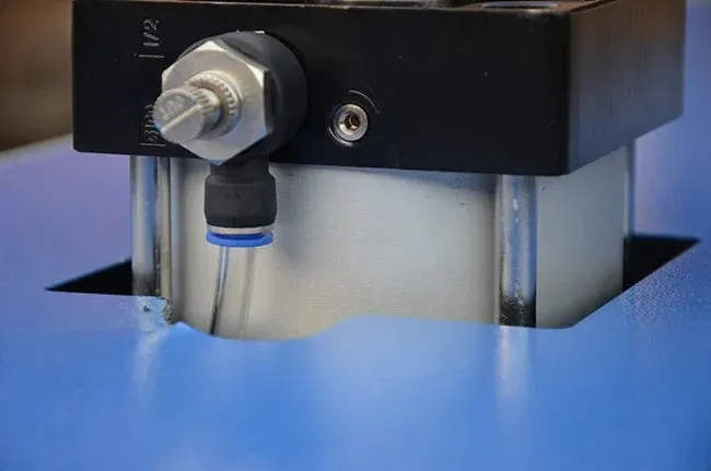 Termofijadora de seis estaciones con plataforma giratoria automática