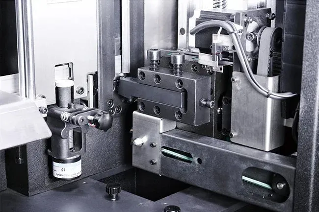 Máquina dobladora automática de letras