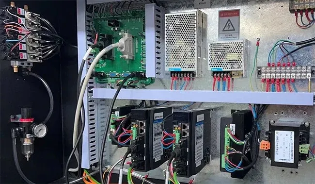 Máquina dobladora automática de letras